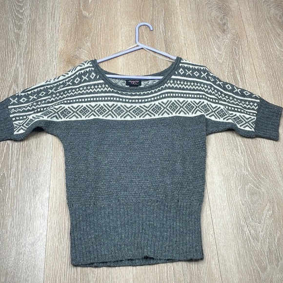 Beautiful fall/winter sweater - Picture 1 of 3